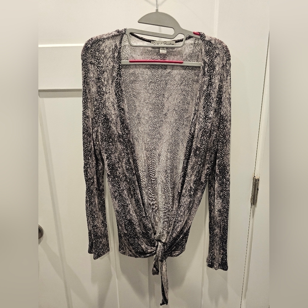 French Laundry Women’s Medium Snakeskin Print Tie Front Top Long Sleeve Gray Blk